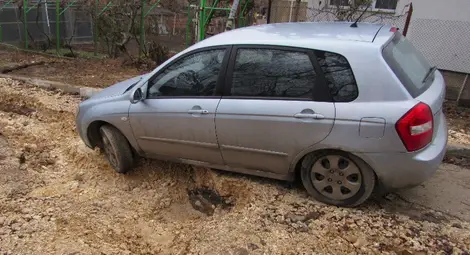Неволята извади две пропаднали в яма коли след осем часа чакане