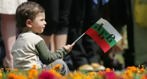 С два ученически лъча започва празничното шествие за 24 май С два ученически лъча започва празничното шествие за 24 май