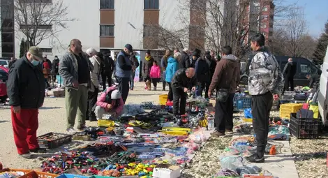 Слаба търговия в първите дни на отворения отново битак