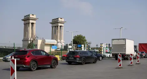 Петима шофьори глобени за три дни за своеволия на Дунав мост Петима шофьори глобени за три дни за своеволия на Дунав мост