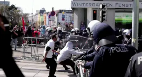 Арести след протест във Виена срещу COVID мерките Арести след протест във Виена срещу COVID мерките