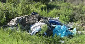 Общината чисти гудрона  и незаконните сметища