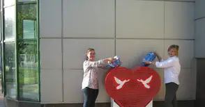 Данъчните събират капачки в  огромно „Сърце за надежди“