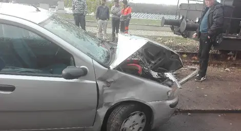 Локомотив смаза паркиран до релсите автомобил