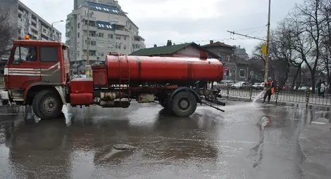 Пет машини на две  смени мият улиците