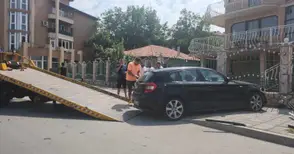 22-годишен с БМВ се блъсна в бетонна ограда на къща