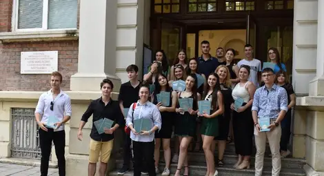 60 отличника от Икономическата гимназия  получиха специални поименни химикалки