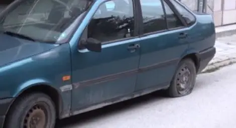 Психопат надупчи гумите на 25 коли в Силистра