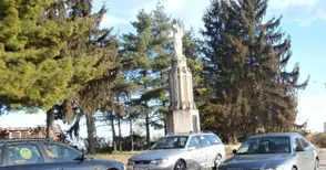 Паметникът на русофилите е паркинг, бунище, но само не и място за памет