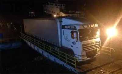 Камион закъса на ферибота в Свищов, едва не падна в Дунав