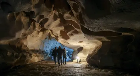 Гостите разглеждат пещера Орлова чука.  Снимки: www.wsj.com