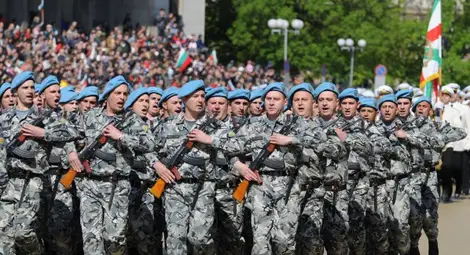 Армията търси младежи и девойки за военно обучение Армията търси младежи и девойки за военно обучение