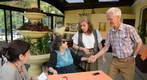 Веселина Антонова, Велислава Донева и Стефан Вичев по време на една от срещите със Стоянка Мутафова в Русе. 						                       Снимка: Утро