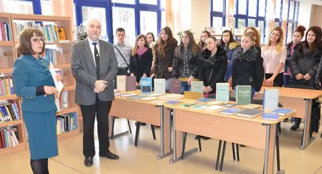 Проф.Ениманев дари 450 тома научна  литература на Русенския университет