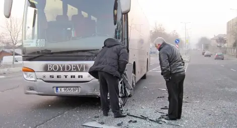 Автобус с деца катастрофира леко край Шумен