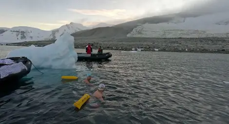 Ултраплувецът от Русе Теодор Цветков преплува ледена миля в Антарктида и стана първият българин, покорил ледените води на шест континента Ултраплувецът от Русе Теодор Цветков преплува ледена миля в Антарктида и стана първият българин, покорил ледените води на шест континента