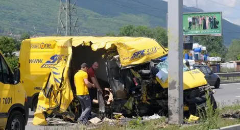 Катастрофа с куриерски бус край София Катастрофа с куриерски бус край София