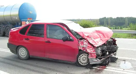 Джип помете кола, двама души са с опасност за живота