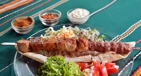 Управителят на култовата &bdquo;Баба Яга&ldquo; раздвоен между статива и скарата