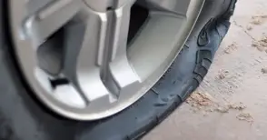 „Мазда“ съсипана на паркинг като послание към собственика