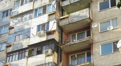 Отчаяна жена скочи от блок и оцеля