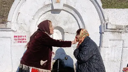 Писана каручка, къпане за здраве и прекадяване с  тамян на ръжен &ndash; Сваленик отпразнува Бабинден