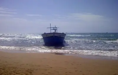 Десетки бежанци се удавиха край Италия 