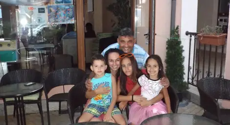 &bdquo;Българската коледа&ldquo; връща слуха на близначетата Божидар и Дарина