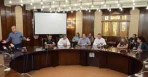 Кметът разговаря с лицата от февруарските протести без медии