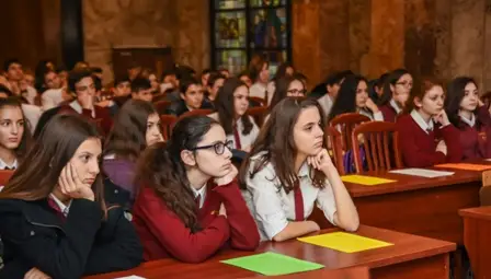 100 ученика научиха откъде идват тогите