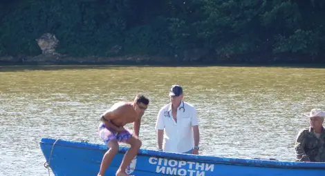 Теодор след 5 часа благотворително плуване с една ръка: В живота трябва да си помагаме