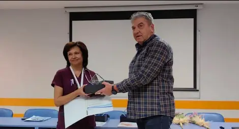 Доц. Ева Цонкова получава отличието от изпълнителния директор на болницата Иван Иванов.