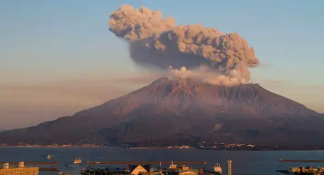 Изригна най-големият действащ вулкан в Япония