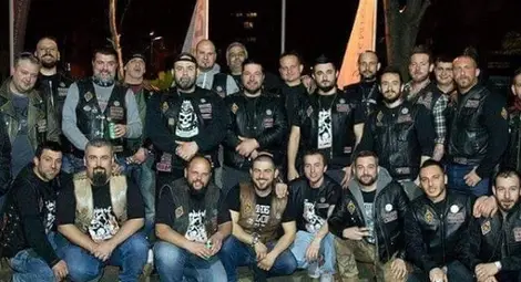 Мотоклуб Lowlanders се събира на рокерско парти за 13-и рожден ден