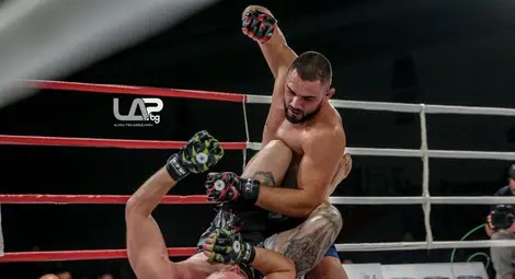 Пламен Пенчев натупа Карашев  в 10-тата си победа в ММА