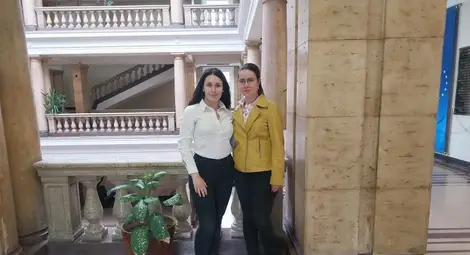 Михаела Георгиева със събеседничката си Полин Савова - едно от нещата, които ги свързват е, че и двете са били част от екипа на "sCOOL Media".