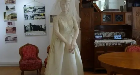 Елена Табакова от Чикаго дари сватбена рокля от 1959 г. на музея