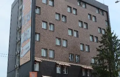 Гост на хотел плаши със скок от петия етаж след коктейл от алкохол и дрога