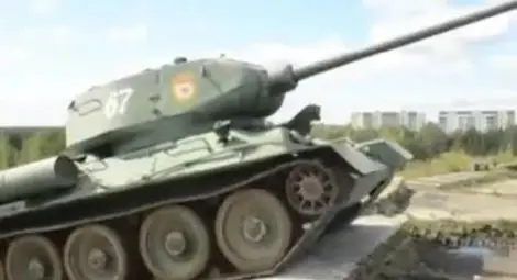 Пращат танк да изтегли преобърнатите вагони на Калояновец