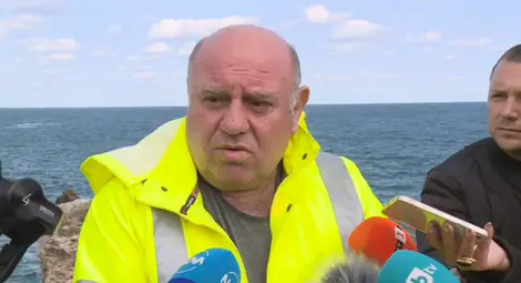Директорът на "Морска администрация" за заседналия кораб: Не знаех, че ще изтече тор