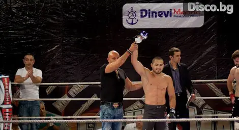 Русенски боец „гилотинира“ хасковлия на ринга в Стара Загора Русенски боец „гилотинира“ хасковлия на ринга в Стара Загора