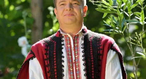 Илия Луков е не само обичан певец, но и голям патриот. Илия Луков е не само обичан певец, но и голям патриот.