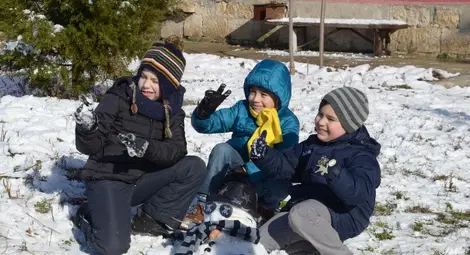 Снежна кралица и тарикатски Фукльо се настаниха в двора на Военния клуб