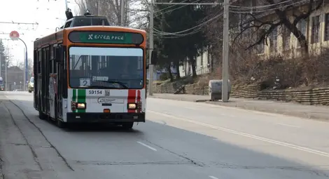 28 тролеи и автобуси тръгват рано сутрин, 32 возят късно вечер