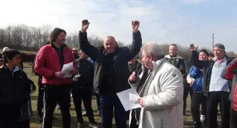 Кушии за Тодоров ден огласиха местността Бог баир край Ценово (галерия)