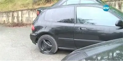 Вандал сряза гумите на 11 коли пред жилищен блок във Враца