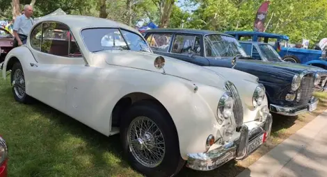 Преподаватели и студенти организират парад на лични ретро автомобили в увиверситета Преподаватели и студенти организират парад на лични ретро автомобили в увиверситета