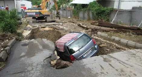 Супер клетка плюс ураганен вятър пометоха Русе и нанесоха невиждани щети