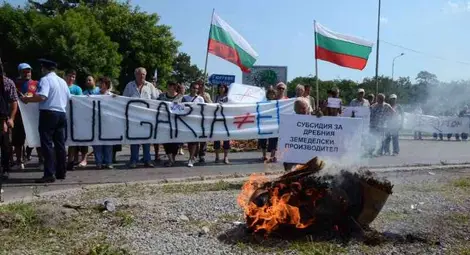 Греков вдигна блокадата на Дунав мост с обещания за милиони