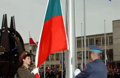 2 април 2004 година, Брюксел - церемония по издигане на българския флаг пред централата на НАТО. Снимка: Фотоархив НАТО